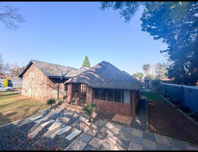 4 BEDROOM HOUSE FOR SALE IN VANDERBIJLPARK SW 2